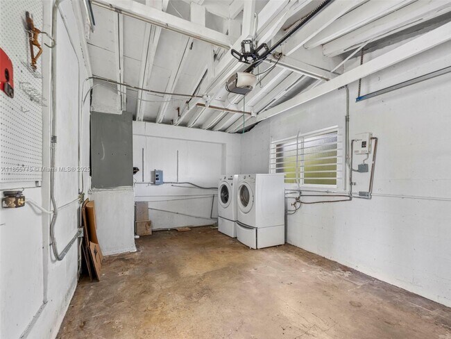 Building Photo - 4850 SW 5th Terrace