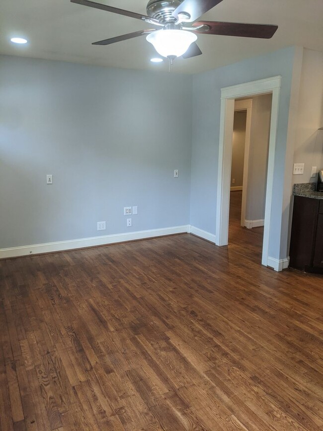 Building Photo - 105 W Longview St