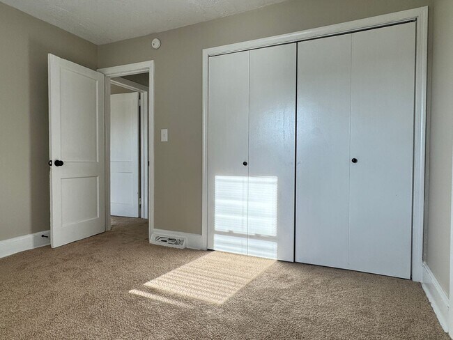 Building Photo - Recently updated spacious 2 bedroom with flex space and fenced backyard