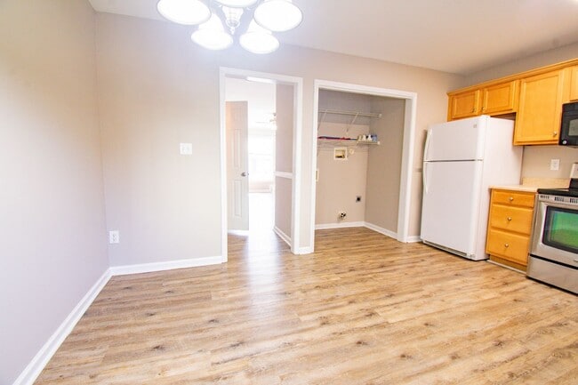 Building Photo - 2 Bedroom 2.5 Bathroom Townhome