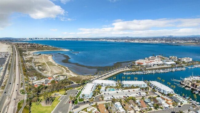 Building Photo - Stunning Condo on the Bay