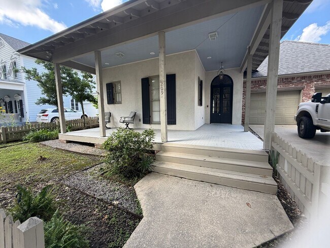 Building Photo - RIVER RANCH GEM!