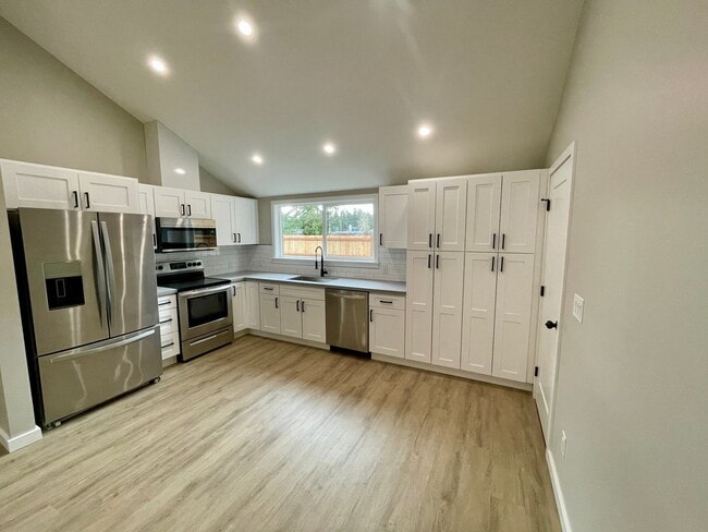 Building Photo - Charming newly remodeled 3-bedroom home in...