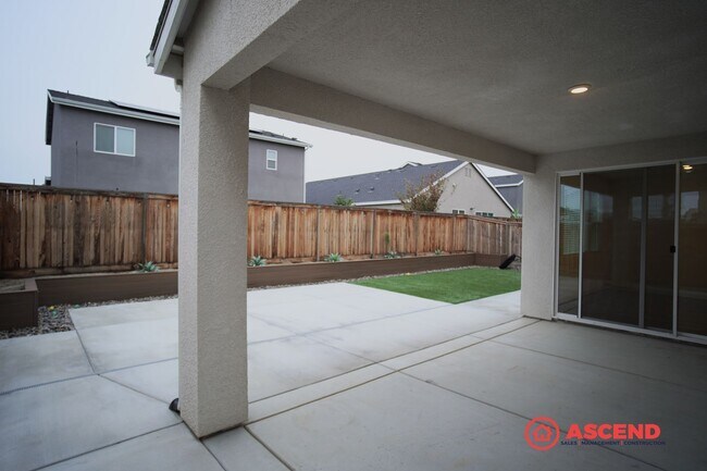 Building Photo - Luxurious 5 bedroom located in Gossamer Grove!