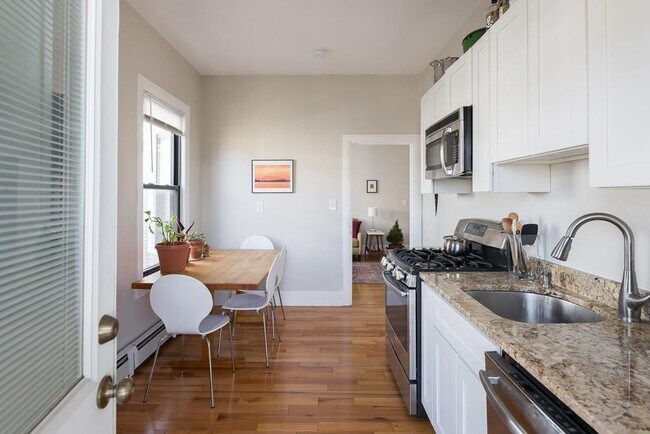 Building Photo - 15 Trowbridge St