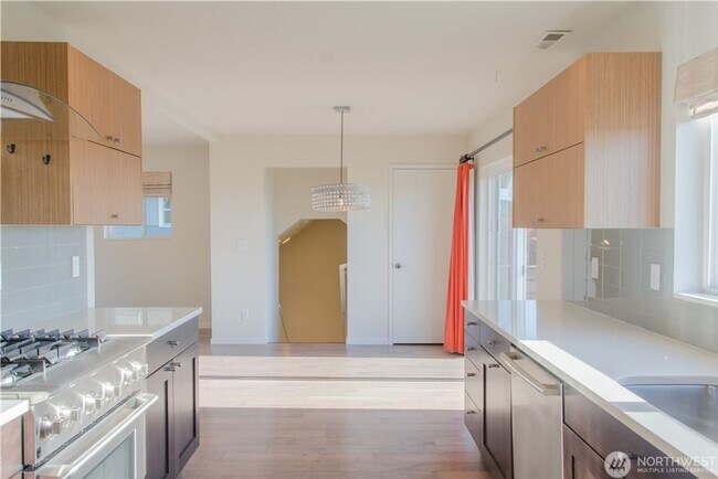 Building Photo - 2bd/1ba Seattle Home