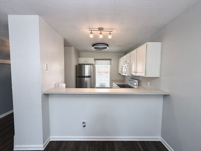 Building Photo - RENT SPECIAL! Updated Holten Place, top fl...