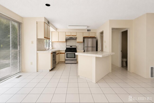 Building Photo - 83 Sayre Dr