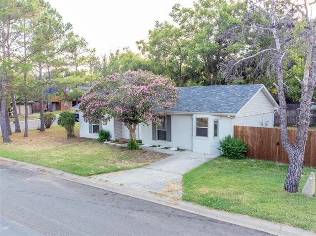 Building Photo - 1717 Meadow Oak Dr