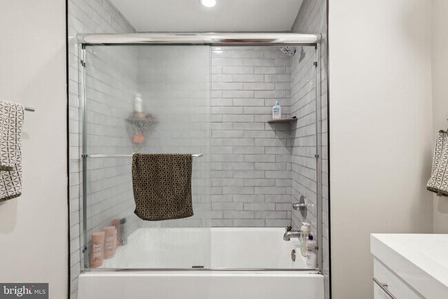 Building Photo - 1510 N Hollywood St