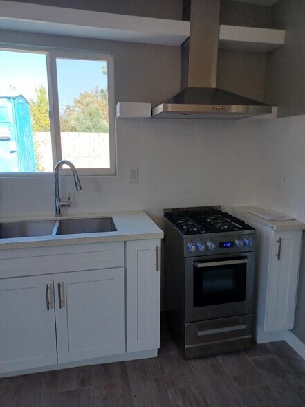 Building Photo - 292 E 42nd St