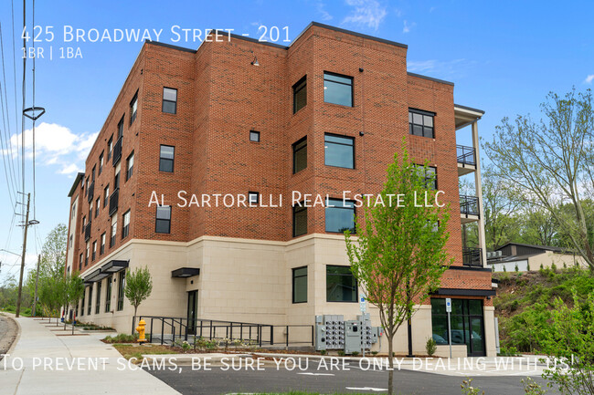 Primary Photo - 425 Broadway St
