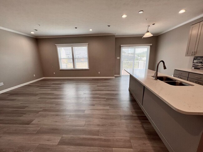 Building Photo - 2105 Canterbury Dr