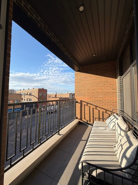 Building Photo - 1335 N Western Ave