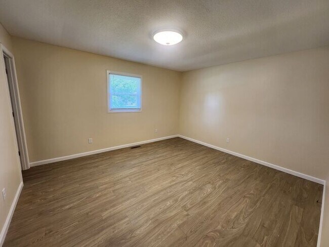 Building Photo - Updated-Pets Welcome-Pay Electric ONLY!