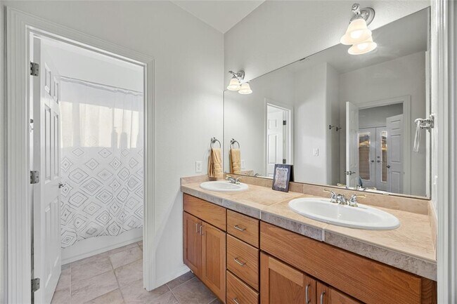 Building Photo - 18500 Lakehead Cir