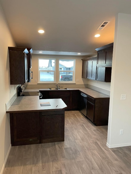 Building Photo - 1328 W Javelin St