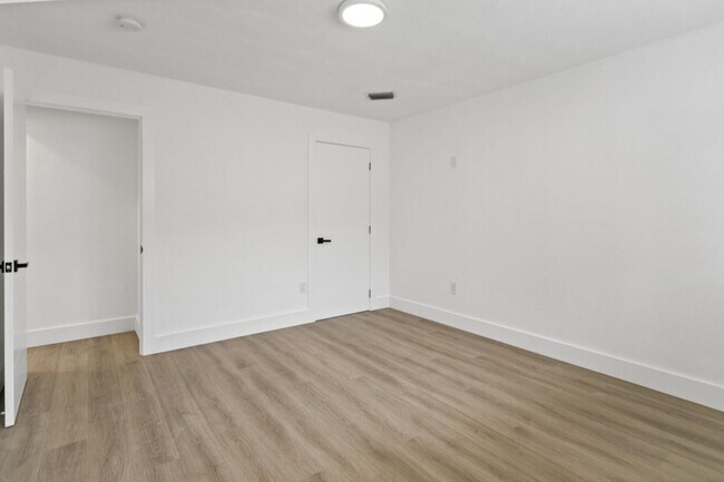 Building Photo - Beautiful home in quiet neighborhood
