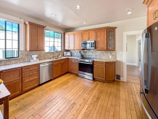 Building Photo - 2104 Carmelita Ave