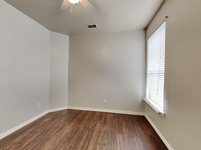 Building Photo - 818 Water Oak Dr