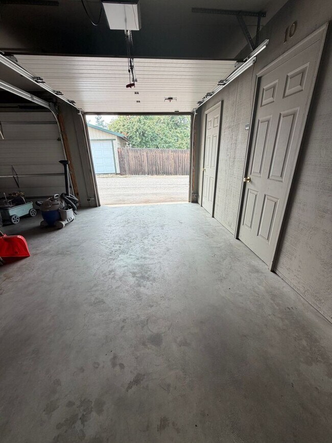 Building Photo - Now renting 2 bedroom 2 bathroom Condo