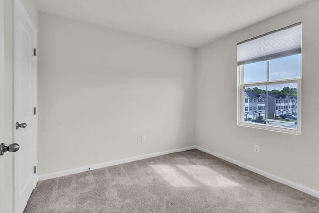 Building Photo - Modern 3BR Townhome with Bonus Room Near F...