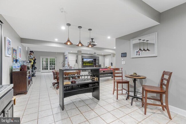 Building Photo - 15292 Golf View Dr