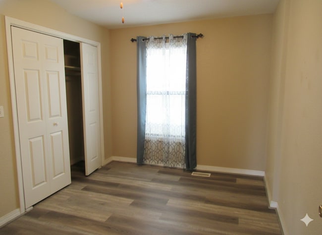 Building Photo - 4 bedroom lake view home