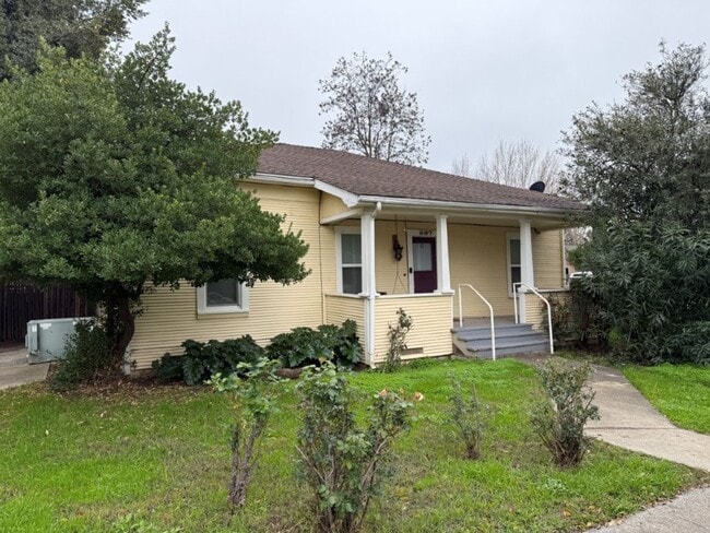 Building Photo - 3 Bedroom 1.5 Bath Downtown Dixon *STAR RENTALS