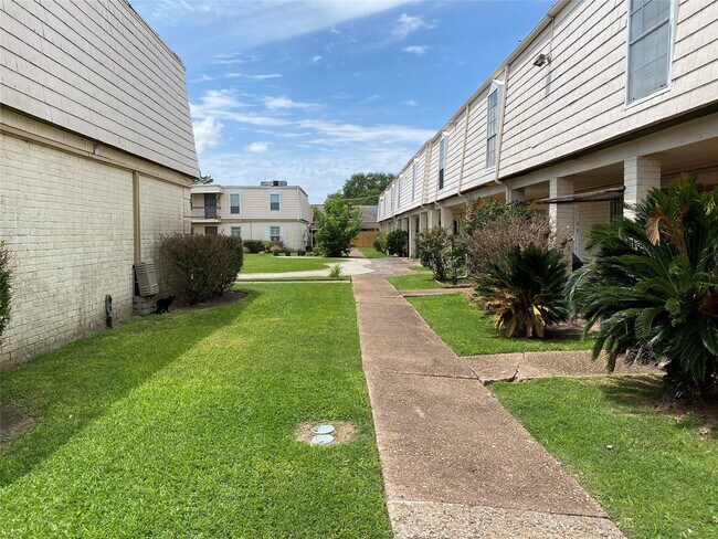 Building Photo - 6201 Ranchester Dr