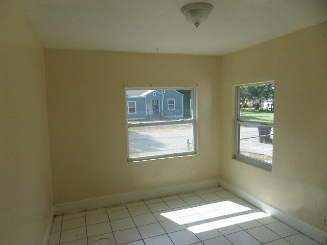 Building Photo - $25 App Fee* Spacious 3bdrm/1bath House **...
