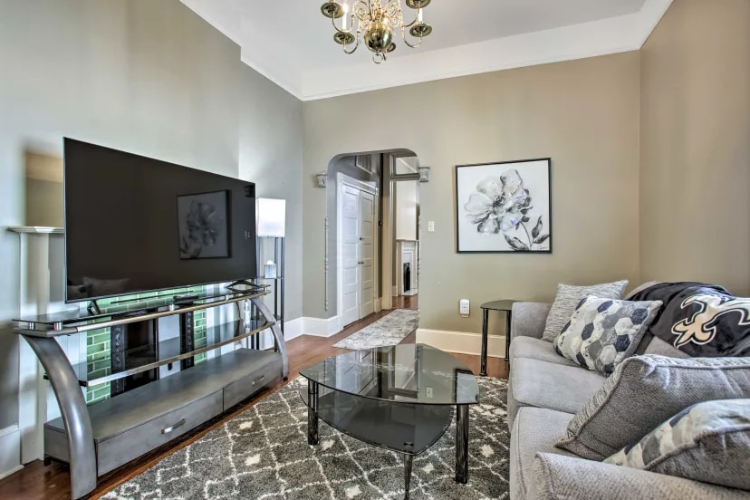 Den - 2118 Milan St