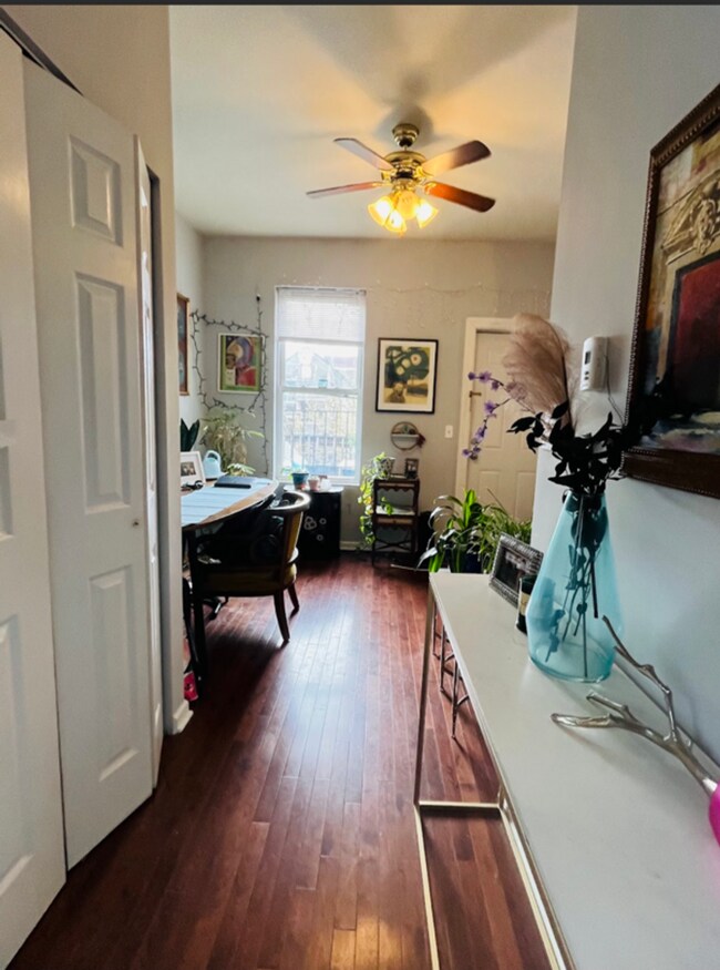Building Photo - Wicker Park 1bd/1bth W/ Deck Avail 7/1