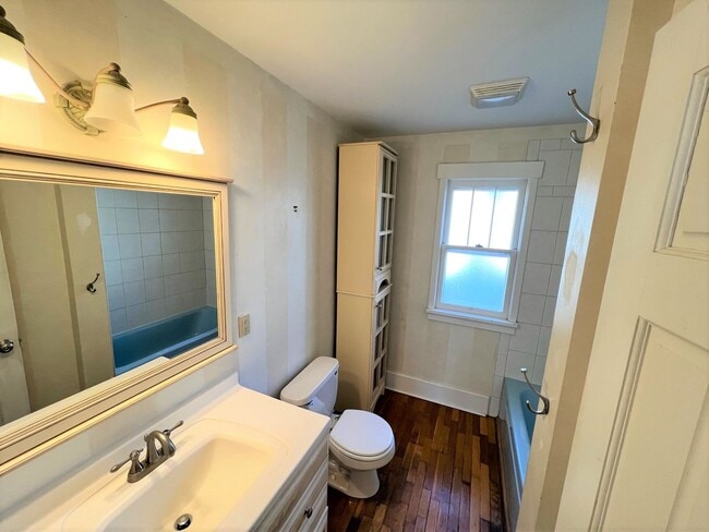 Building Photo - SINGLE FAMILY HOME W/LARGE FENCED YARD!