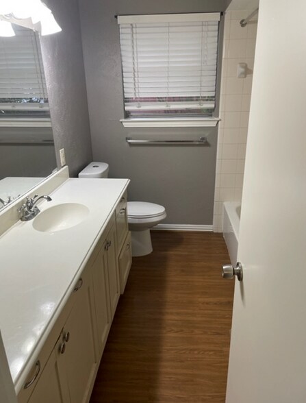 Building Photo - 1804 Camelot Cv