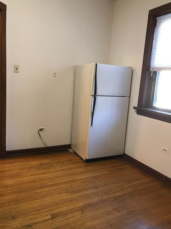 Building Photo - Beautiful Studio Apartment Available for Sublet March 1st