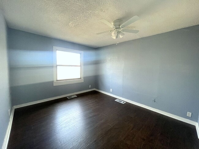 Building Photo - Large 3 bed 1 bath Home