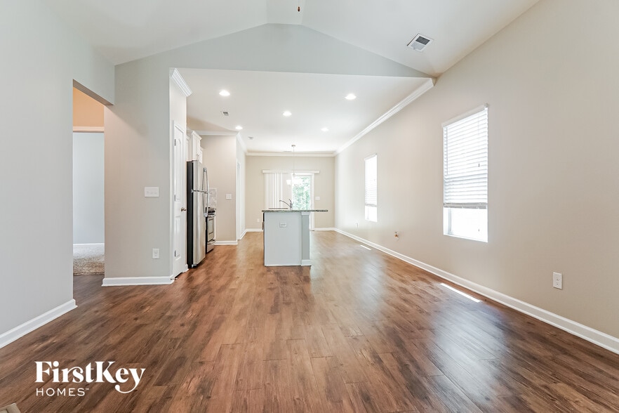 Building Photo - 383 W Park Dr