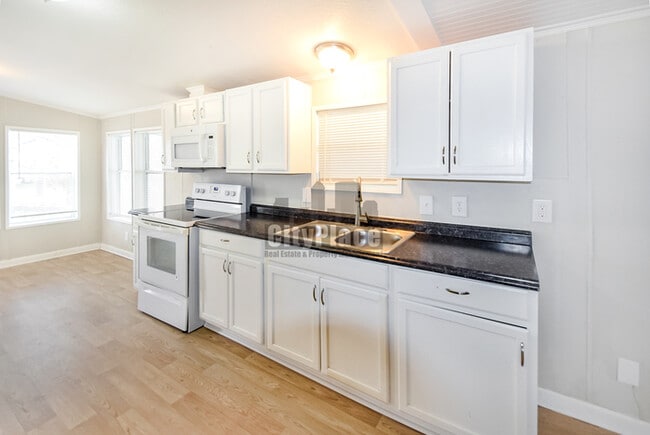 Building Photo - 2841 W Ray St