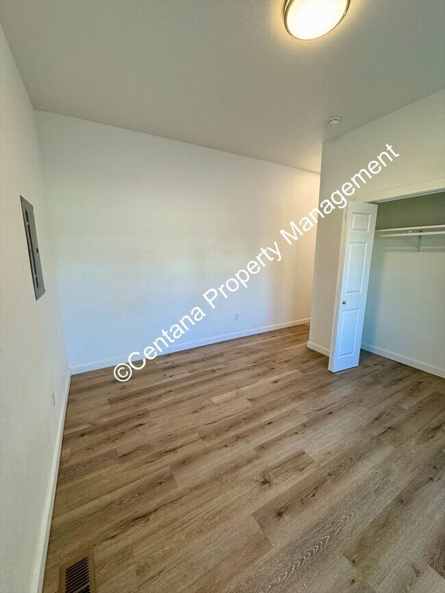 Building Photo - 722 S Montana St