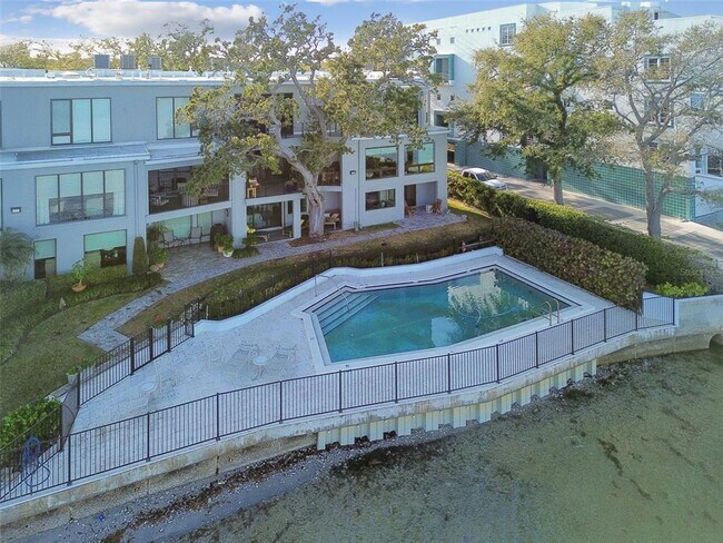 Building Photo - 5010 Bayshore Blvd