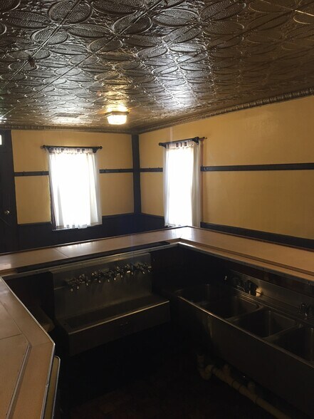 bar living area - N8133 Franklin Rd