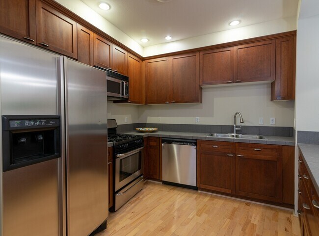 Building Photo - NO PARKING/2+ bed/2 bath top floor condo w...