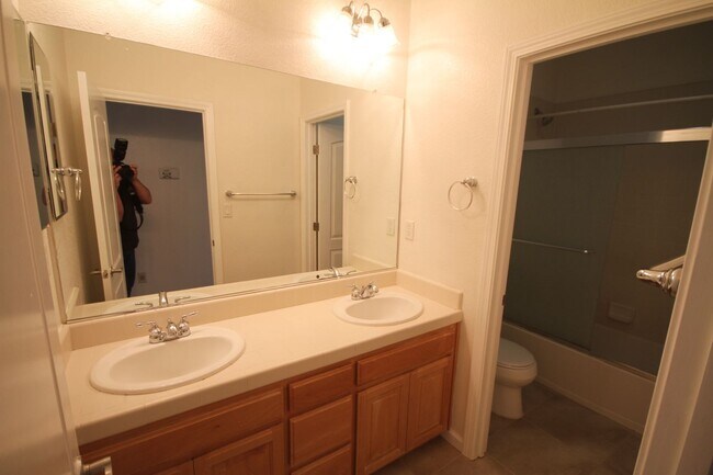 Building Photo - 3 Bed| 2.5 Bath | 2448 SF | 2 Separate Garages | Two Story Home | Tenant pays $190 for WS&G.