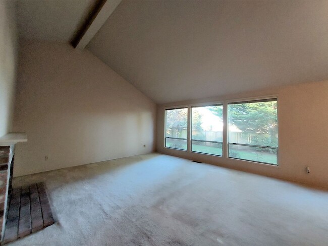 Building Photo - Federal Way Rambler featuring vaulted ceil...