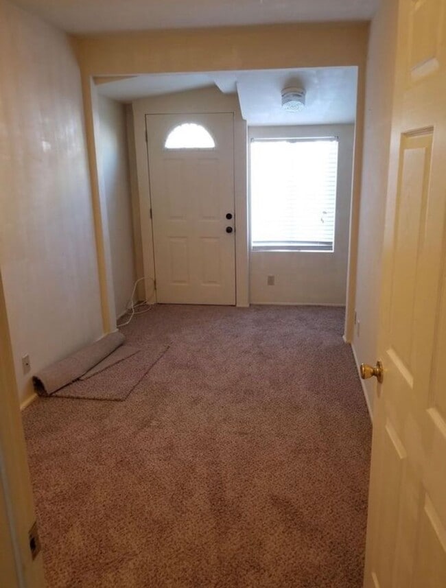 Building Photo - Midtown Ventura - Single story, three bedroom, two bath apartment