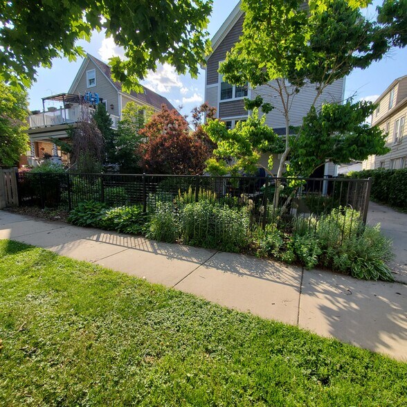 Building Photo - 4704 N Kennicott Ave