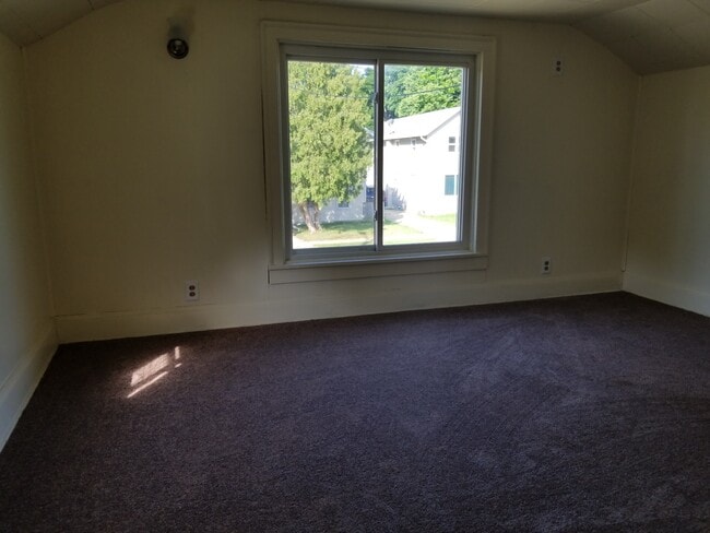 Building Photo - Updated 3 Bedroom House with 1st floor lau...