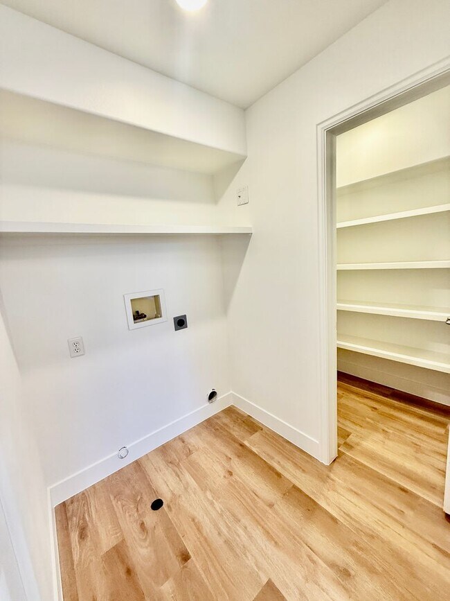 Building Photo - Remodeled 3-BR Lexington Townhome - End Unit