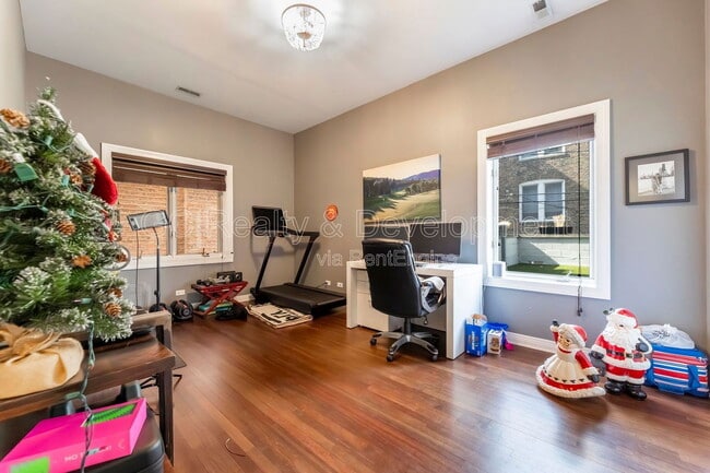 Building Photo - 852 N Damen Ave